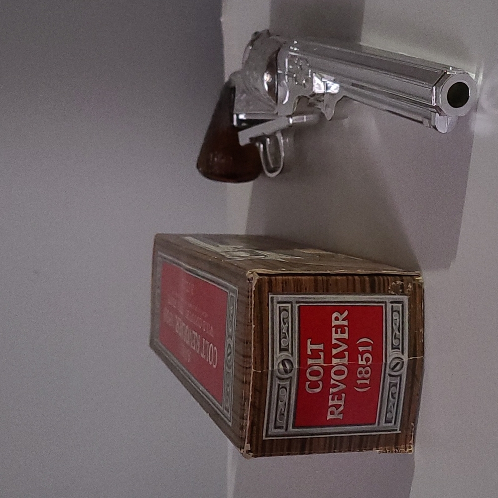 AVON Colt Revolver 1851 Wild Country Aftershave Decanter Empty w/ Original Box!! - Picture 12 of 16